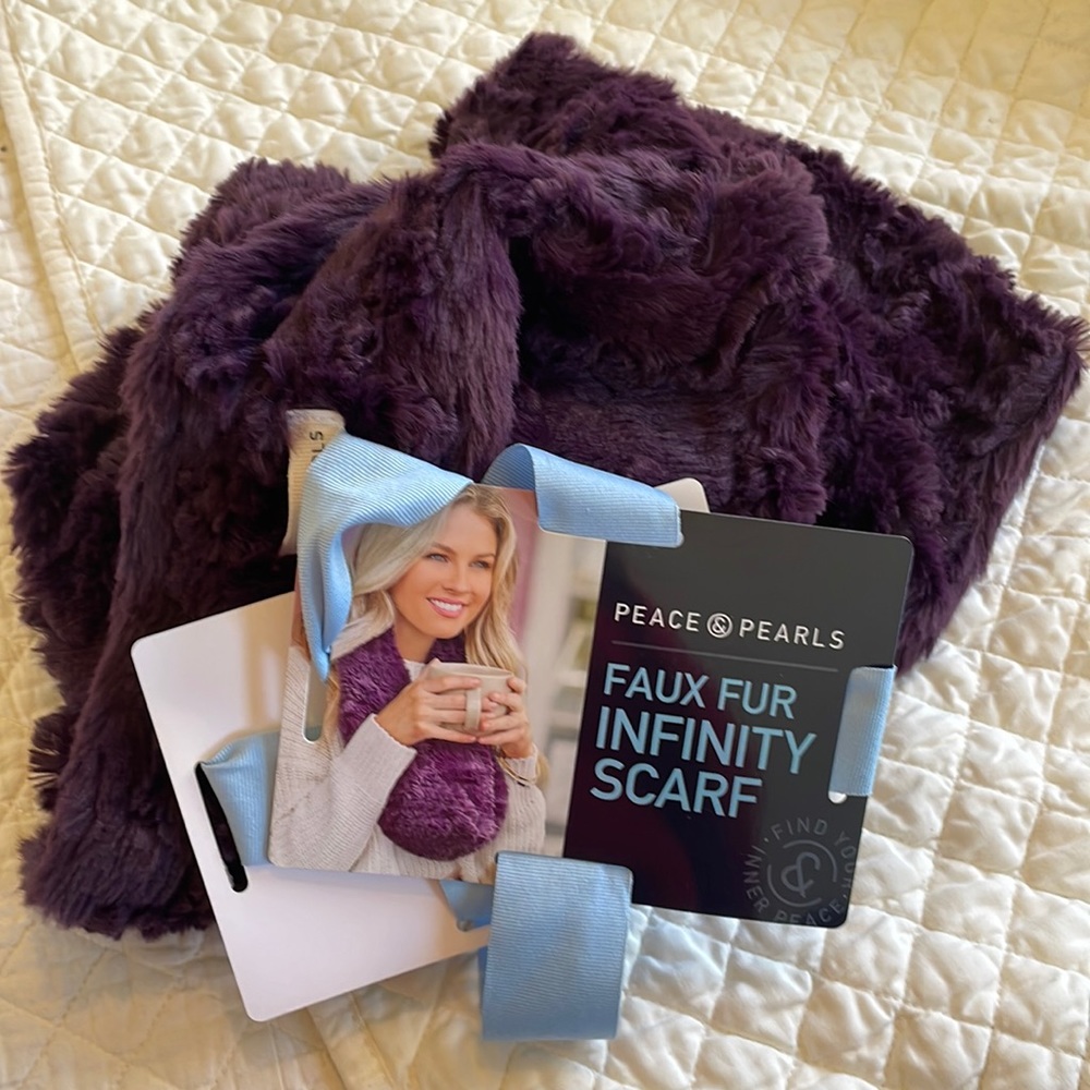 BNWT peace & Pearls faux fur Infinity Scarf - Picture 3 of 5